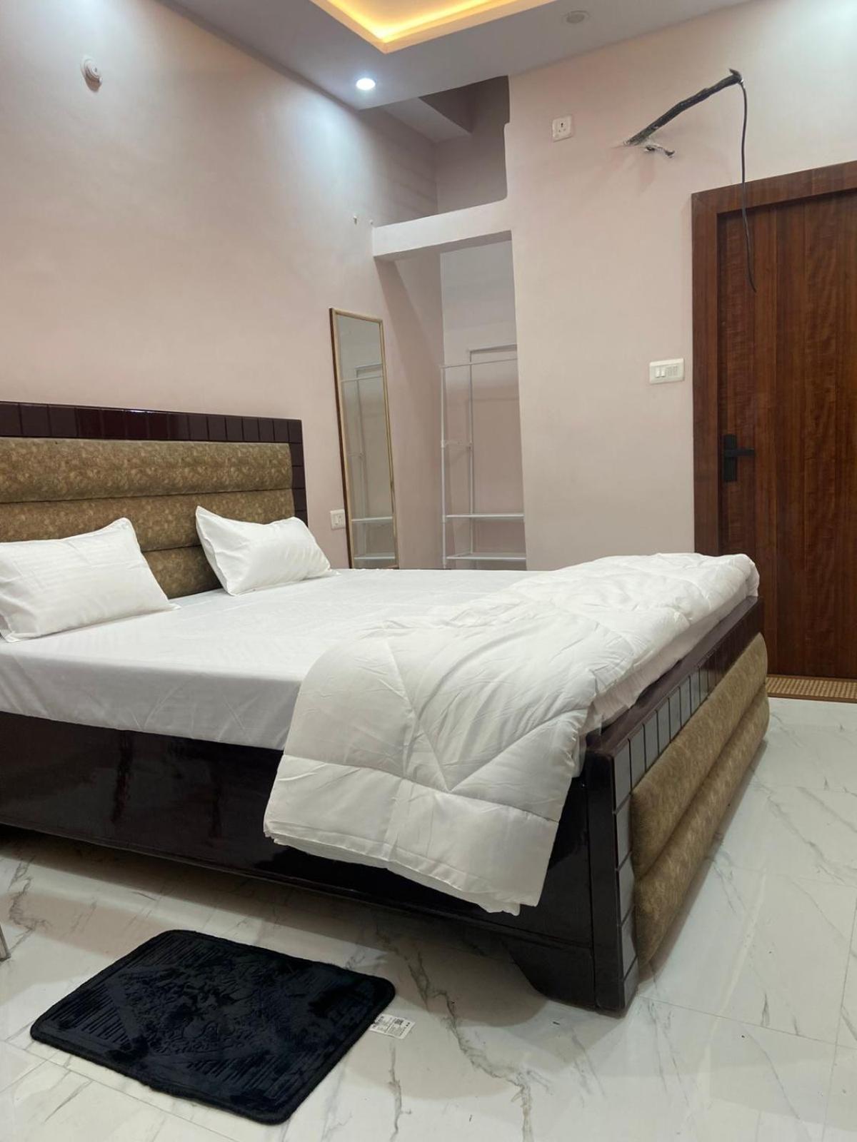 Nirmal Niwas Hotel Варанаси Екстериор снимка