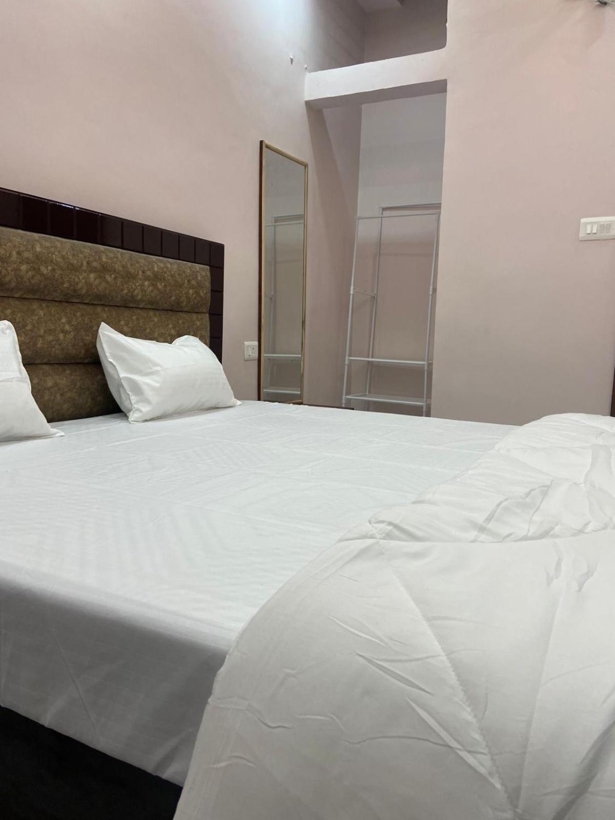 Nirmal Niwas Hotel Варанаси Екстериор снимка